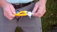 Odtwórz Sissy Crossdresser opróżnia pęcherz cewnikiem na polu golfowym - sikanie porno