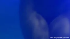 Oynat şehvetli asyalı esmer dansçı erotik bollywood striptizde dalga geçiyor