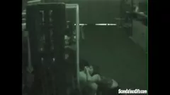 Reproduzir A vagabunda da construção safada dá um boquete selvagem e engole porra no armazém