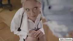 Afspelen Sensuele Latina Shemale Khloe Kay geeft dokter een wilde rit in hardcore seksscène