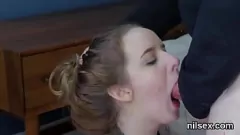 Jouer Une adolescente fringante est emmenée dans un assylum pour une thérapie délicate avec du bdsm hardcore et du léchage de cul.