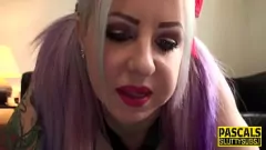 Reproduzir Uma milf gordinha e submissa em látex fica com o rosto coberto de saliva enquanto garganta profunda com um pau duro