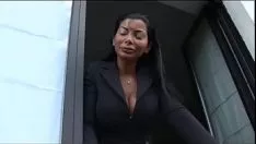 Jouer Donne MILF con grandi seni che si baciano bene