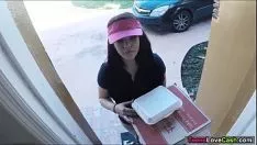 Afspelen De jonge vrouw die pizza bezorgt, wordt betaald om xxx te neuken