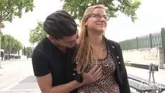 Reproducir La rubia Rose es enganchada en el parque y follada en casa por webcam