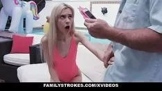 Jouer Massaggio con una bionda buona e cattiva che si fa scopare da un giovane