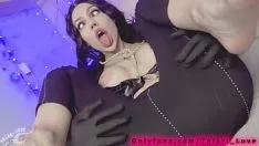 تشغيل امرأة سمراء لا يمكن أن تبقى دون ممارسة الجنس