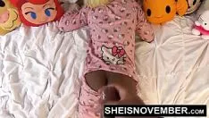 Sarı saçlı siyah bir kedi keçi pozisyonunda onu kedi sert becerdin