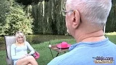 Abspielen Das Mädchen mit dem Schwanzimplantat fickt ihre Schwester so hart, wie sie will