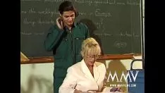 Jouer Sexe à l'école avec un vieux prof baisé par un élève violeur