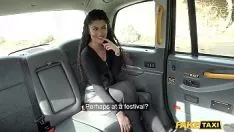 Afspelen De schattige vrouw heeft een strak en warm poesje