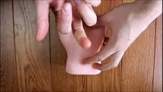 Abspielen Die junge Studentin versteckt sich, um ihre Finger in ihre Muschi zu stecken
