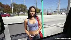 Jouer Pose pour le sexe avec romance baisée dans le bus