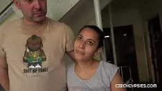 Afspelen Roemenië video met zigeuner geneukt ejaculeert op brunette's poesje