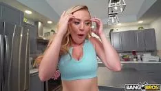 Abspielen Mädchen mit großen Brüsten lieben Analsex, wenn der Mann sehr sexy ist