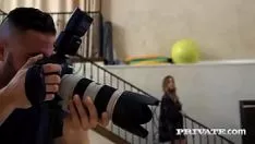 Afspelen Kale man met een gouden ketting om zijn nek die van mooie blonde vrouwen met grote konten houdt