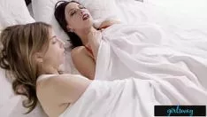 تشغيل تقوم بفرك شفتيها الجميلتين على قضيب رجل أسود موهوب يصنع هذه الشقراء الموشومة