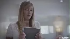 تشغيل لديها آلة في المنزل تجعلها تشعر بالارتياح عندما تلمس العضو التناسلي النسوي لها