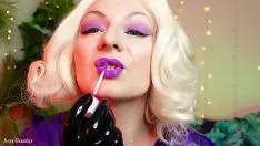 Jouer Vêtue de latex, cette pute mature aux gros seins et aux lèvres très rouges à lèvres