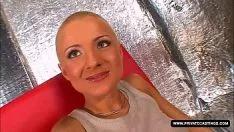 تشغيل إنها ترتدي الكعب العالي وتمارس الجنس عن طريق الفم لرجل يمسك رأسها