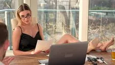 Jouer Il suo culo sexy e caldo ha bisogno di essere penetrato molto intensamente e ci arriva anche