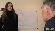 Jouer La studentessa troia scopa duramente con un insegnante dotato