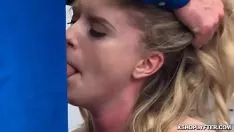 Reproduzir A loira pega pelos cabelos e fode na boca de forma extremamente agressiva pelo parceiro