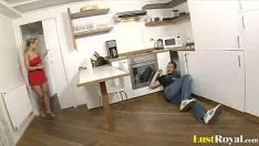 تشغيل هذه امرأة سمراء ذات ثديين كبيرين تتعرق بشدة بجهد كبير