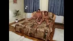 تشغيل يجد عصابة في الشارع تريد ممارسة الجنس في مؤخرتها مقابل المال في غرفة قياس الملابس