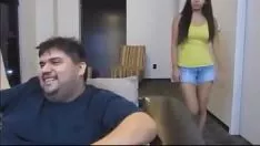 تشغيل بين ساقيها رجل أسمر ذو شارب يعرف كيف يلسّن كسها