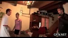 Jouer Cette jeune asiatique suce très bien la bite