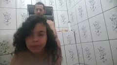 Reproducir Adolescente provocativa se une a mí mientras me baño, no puede resistirse a llenar su coño con mi gran polla