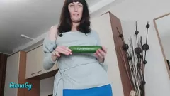 Reproduzir A buceta cremosa da morena MILF vaza do punho de pepino e do esguicho