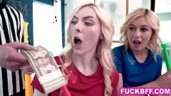 Reproduzir Aposta humilhante em jogo de futebol de melhores amigas adolescentes: uma orgia selvagem em quarteto