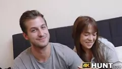 Reproducir Nena morena da una mamada intensa y dura delante de su novio cornudo