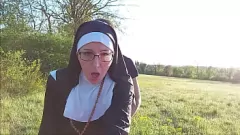 Odtwórz Niegrzeczna zakonnica zostaje zalana przed kościołem: duży tyłek, ostry seks, publiczny błysk!