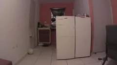 Oynat Ev Hanımı Yaramaz Bir Değişiklikle Akşam Yemeği Hazırlıyor