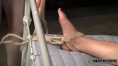 Odtwórz Azjatka przywiązana do łóżka i ostro zerżnięta przez włóczęgę chcącego seksu