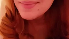 Jouer Petite Ginger GF murmure des choses douces tout en se déshabillant au lit