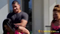 Reproduzir Esposa curiosa experimenta ação oral em grupo no estilo de vida swinger