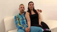 Afspelen Een kale man wordt gedwongen om een ​​dikke vrouw te neuken bij een videocasting
