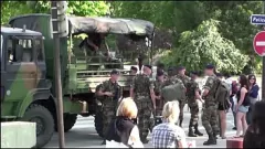 Oynat Eyfel Kulesi'nin Yanında Sevimli Sarışınlar ve Büyük Göğüsler ile Kamu Üçlü Seks Partisi