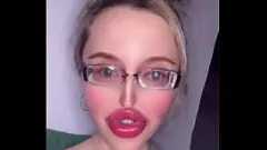Afspelen Russische verhalenverteller met grote lippen pronkt met accent in deel 3