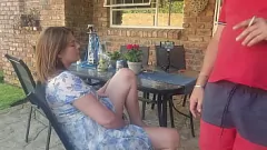 Reproduzir Esposa de amigo pega se dedilhando: masturbação mútua no pátio