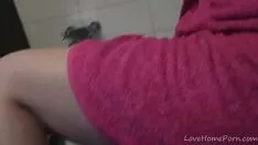 Afspelen Rijpe vrouw masturbeert in de badkamer