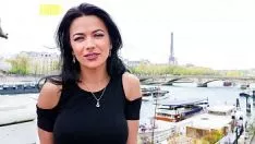 Jouer Une brune en talons suce une grosse bite avec sa grande bouche