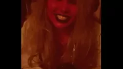 Reproduzir O Succubus oferece handjob e boquete de enluvado intenso! Pós -orgasmo horror segue
