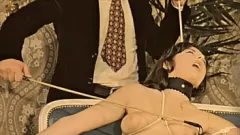 Oynat Retro esaret orgy: Karanlık Londra'nın gölgelerindeki kıllı vintage pussies