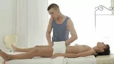 Afspelen Nadat hij de brunette een massage heeft gegeven, geeft hij haar een kleine lul