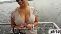 Afspelen Hij scheurt de blondine aan stukken op een boot en laat haar borsten los